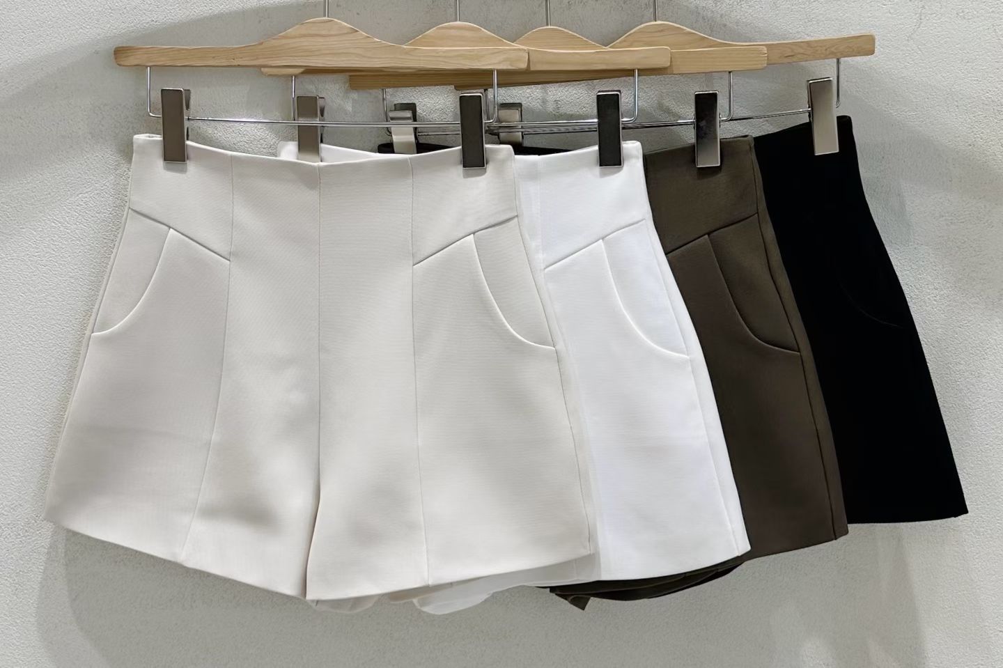 Super slimming high-waisted suit shorts