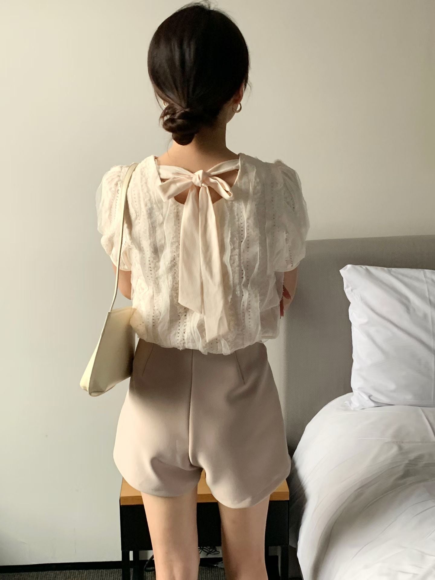 Wavy-patterned top with a bow tied at the back