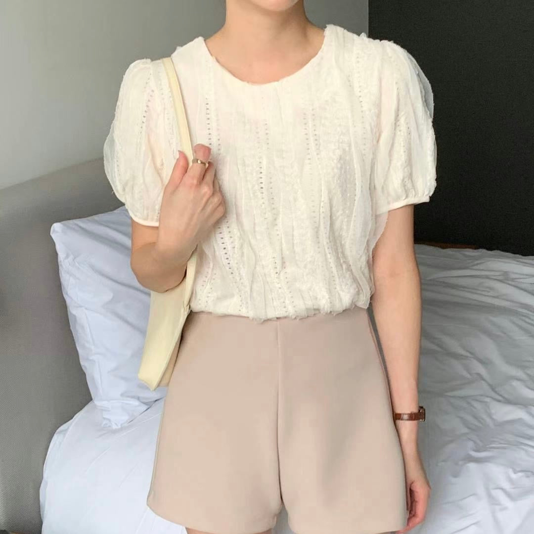 Wavy-patterned top with a bow tied at the back