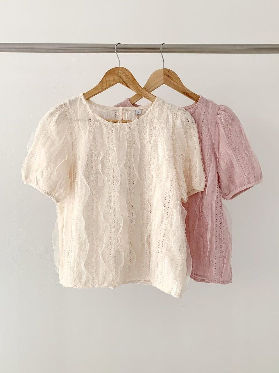 柔和蕾絲波浪上衣