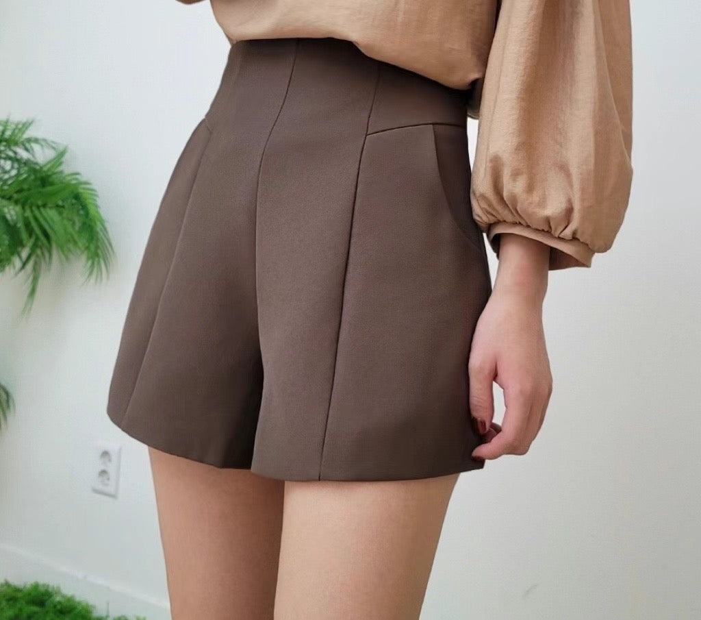 Super slimming high-waisted suit shorts
