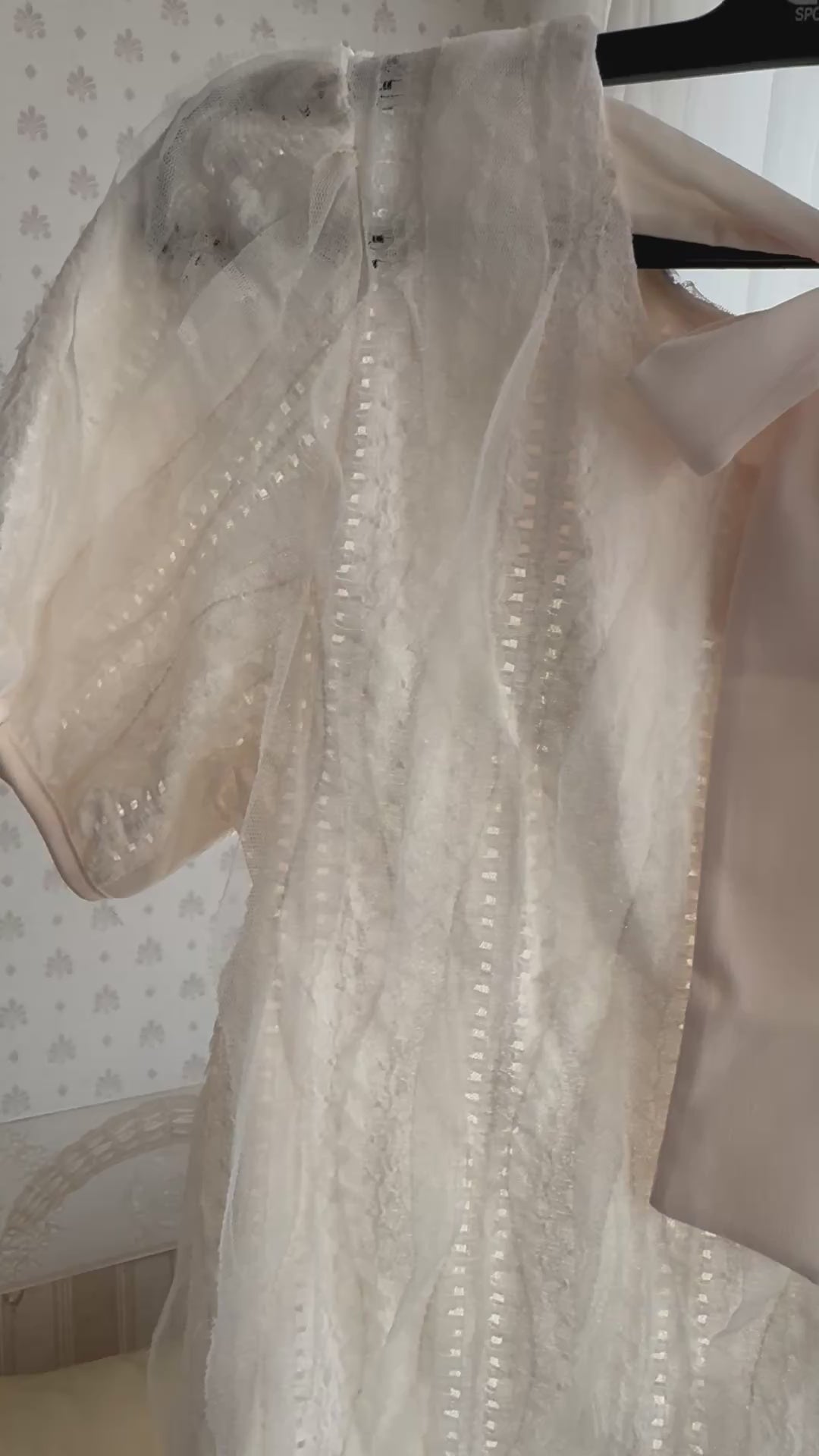 Wavy-patterned top with a bow tied at the back